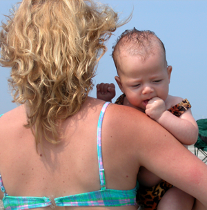 Sa bebom na plaži – Šta sve treba poneti?