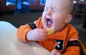 Bebe prvi put probaju limun