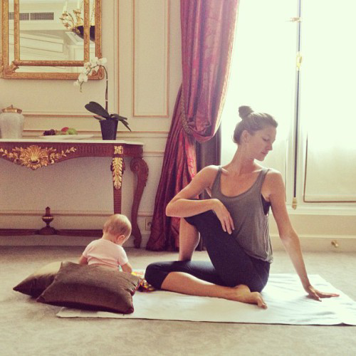 Gisele Bundchen sa bebom vežba jogu